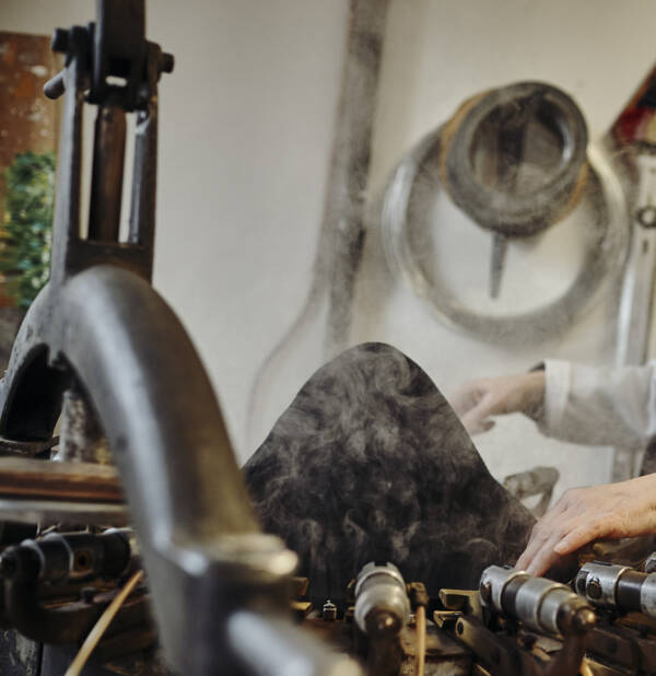 Atelier Longhi a Venezia - cappellaia fotografata durante un viaggio fotografico